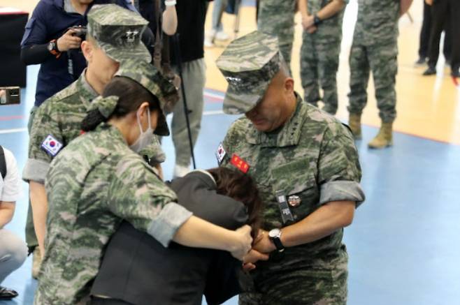 지난해 경북 예천 실종자 수색에 투입됐다가 숨진 채상병 분향소가 마련된 포항 해병대 1사단 내 김대식관에서 채상병의 어머니가 김계환 해병대 사령관(오른쪽)과 얘기하던 중 흐느끼고 있다. 연합뉴스