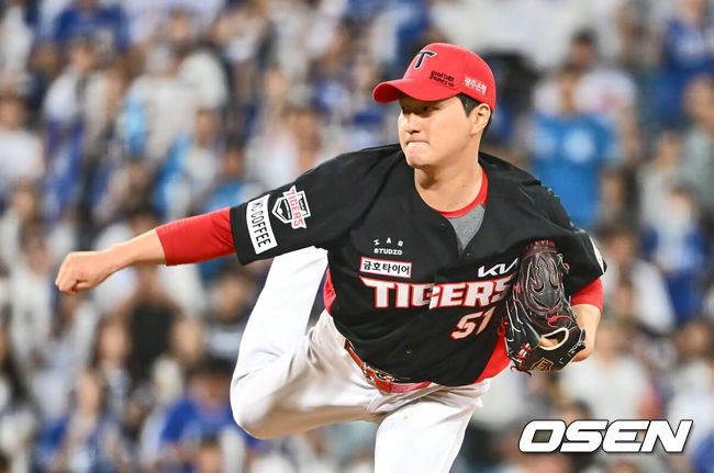 [OSEN=대구, 이석우 기자] 31일 대구삼성라이온즈파크에서 2024 신한 SOL 뱅크 KBO 리그 삼성 라이온즈와 KIA 타이거즈의 경기가 열렸다. 홈팀 삼성은 백정현이 방문팀 KIA는 황동하가 선발 출전했다. KIA 타이거즈 전상현이 역투하고 있다. 2024.08.31 / foto0307@osen.co.kr