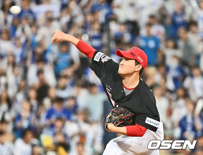 [OSEN=대구, 이석우 기자] 31일 대구삼성라이온즈파크에서 2024 신한 SOL 뱅크 KBO 리그 삼성 라이온즈와 KIA 타이거즈의 경기가 열렸다. 홈팀 삼성은 백정현이 방문팀 KIA는 황동하가 선발 출전했다. KIA 타이거즈 전상현이 역투하고 있다. 2024.08.31 / foto0307@osen.co.kr