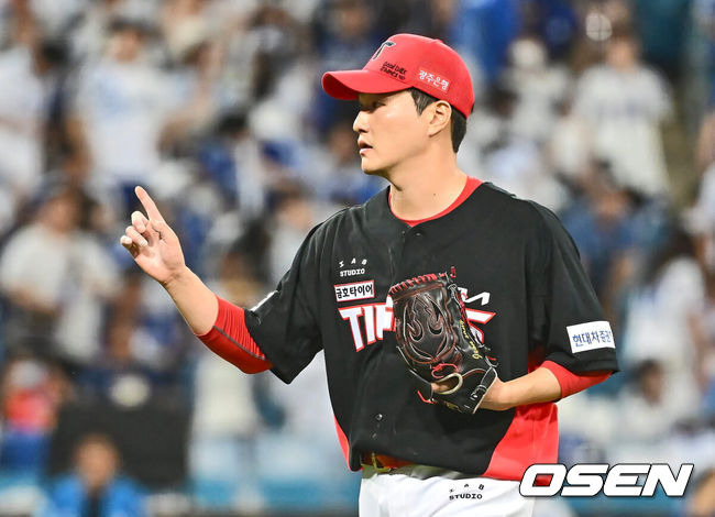 [OSEN=대구, 이석우 기자] 31일 대구삼성라이온즈파크에서 2024 신한 SOL 뱅크 KBO 리그 삼성 라이온즈와 KIA 타이거즈의 경기가 열렸다. 홈팀 삼성은 백정현이 방문팀 KIA는 황동하가 선발 출전했다. KIA 타이거즈 전상현이 7회말 1사 1,2루 삼성 라이온즈 구자욱을 2루수 병살로 잡고 손을 들어 보이고 있다. 2024.08.31 / foto0307@osen.co.kr