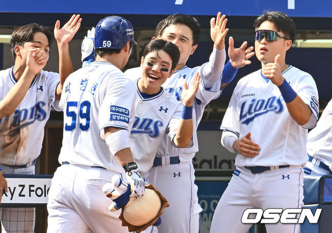 [OSEN=대구, 이석우 기자] 1일 대구삼성라이온즈파크에서 2024 신한 SOL 뱅크 KBO 리그 삼성 라이온즈와 KIA 타이거즈의 경기가 열렸다. 홈팀 삼성은 원태인이 방문팀 KIA는 스타우트가 선발 출전했다. 삼성 라이온즈 박병호가 3회말 2사 2루 좌월 2점 홈런을 치고 하이파이브를 하고 있다. 2024.09.01 / foto0307@osen.co.kr