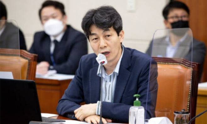 문재인정부 청와대 국정상황실장을 지내 문 전 대통령의 ‘복심’으로도 불리는 더불어민주당 윤건영 의원. 뉴스1