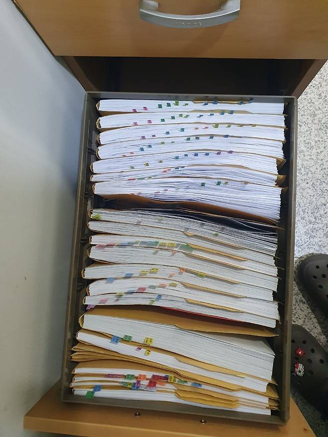 박모(32)씨가&nbsp;노인일자리 담당자로 근무한 2021년 2∼10월 작성한 서류들. 박씨&nbsp;제공