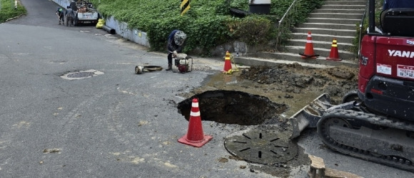 대구 동구 지반 침하 - 지난 8월 31일 대구시 동구 도로서 지반이 침하해 당국이 복구 작업을 하고 있다.  연합뉴스