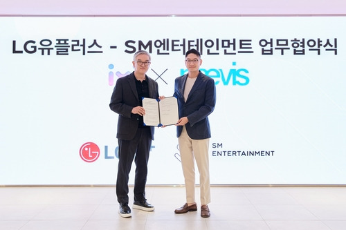 LG유플러스 정수헌 컨슈머부문장(왼쪽), SM엔터테인먼트 탁영준 대표가 지난 29일 서울 성수동 SM 사옥에서 업무협약식을 진행하고 기념사진을 촬영하고 있다. |LG유플러스