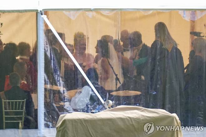 노르웨이 공주, 비공개 재혼 (예이랑에르[노르웨이] AFP=연합뉴스) 메르타 루이스(52) 공주과 그의 오랜 연인인 듀렉 베렛(49)은 이날 노르웨이 예이랑에르 지역에 있는 한 호텔에서 비공개 결혼식을 올렸다고 AFP, 로이터 통신 등이 보도했다. 2024.8.31 photo@yna.co.kr [재판매 및 DB 금지]