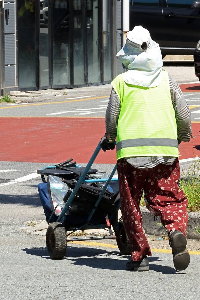 수레 끄는 폐지 수집 노인 (광주=연합뉴스) 김혜인 기자 = 폭염 경보가 발효 중인 30일 광주 북구 양산동 한 도로에서 폐지 수집 노인이 수레를 끌고 이동하고 있다. 2024.8.30 in@yna.co.kr