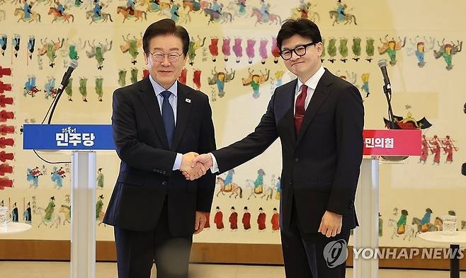 인사하는 한동훈-이재명 대표 (서울=연합뉴스) 김주형 기자 = 국민의힘 한동훈 대표와 더불어민주당 이재명 대표가 1일 오후 국회에서 열린 채상병 특검법, 금융투자소득세 폐지, 전 국민 25만원 지원법 등을 논의하는 회담에 앞서 인사하고 있다. 2024.9.1 kjhpress@yna.co.kr