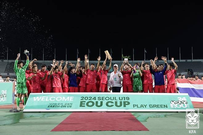 우승 트로피 들어 올린 U-19 축구대표팀 선수들 [대한축구협회 제공. 재판매 및 DB 금지]