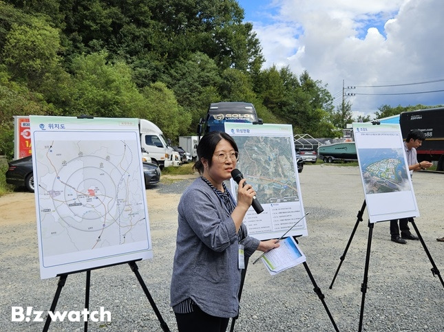 지난달 29일 오후 경상북도 안동시 '안동 바이오생명 국가산단' 후보지에서 이미옥 LH 대구경북지역본부 지역개발팀 차장이 안동 산단에 대해 설명하고 있다./사진=채신화 기자