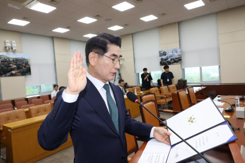 김용현 국방장관 후보자가 2일 서울 여의도 국회에서 열린 인사청문회에서 선서하고 있다.(사진=연합뉴스)