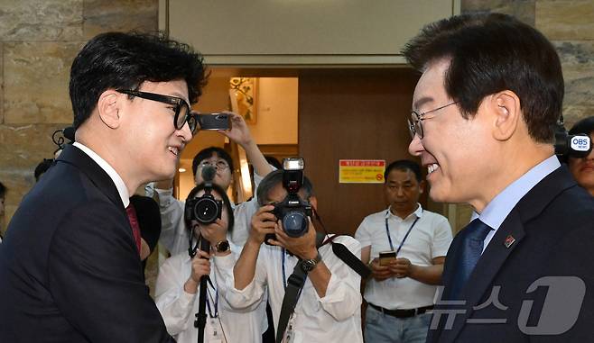 한동훈 국민의힘 대표와 이재명 더불어민주당 대표가 1일 서울 여의도 국회에서 열린 여야 대표 회담에 앞서 악수하고 있다.(공동취재)2024.9.1/뉴스1