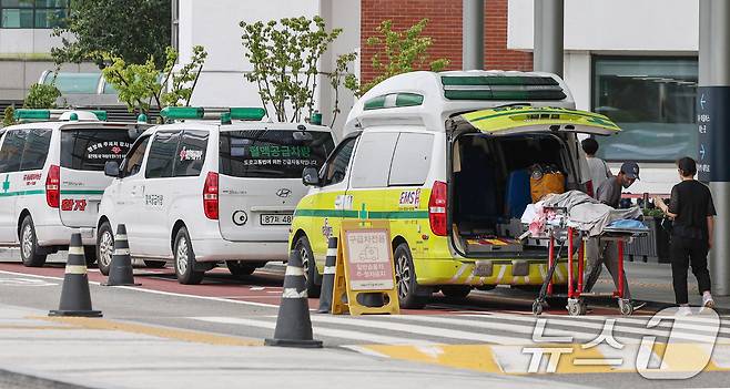 의정갈등 장기화와 신종 코로나바이러스 감염증(코로나19) 재확산 여파로 '응급실 뺑뺑이' 현상이 벌어지고 있는 20일 서울의 한 대학병원에서 구급차량이 응급 환자들을 실어 나르고 있다. 2024.8.20/뉴스1 ⓒ News1 민경석 기자