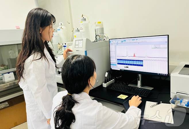 2일 (충주=뉴스1) 윤원진 기자 = 충북 충주시는 수경재배 확대에 따라 농업용수 분석 서비스를 무료로 제공한다고 2일 밝혔다. 사진은 시료 분석 모습.(충주시 제공)2024.9.2/뉴스1