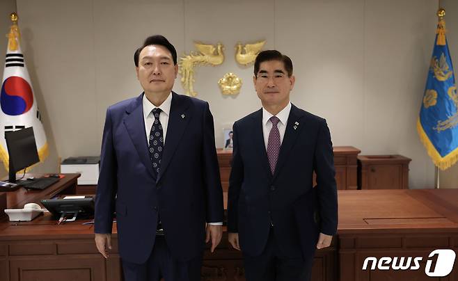 윤석열 대통령이 20일 서울 용산 대통령실 청사에서 김용현 경호처장에게 임명장을 수여한 뒤 기념촬영을 하고 있다. (대통령실 제공) 2022.6.20/뉴스1 ⓒ News1 오대일 기자