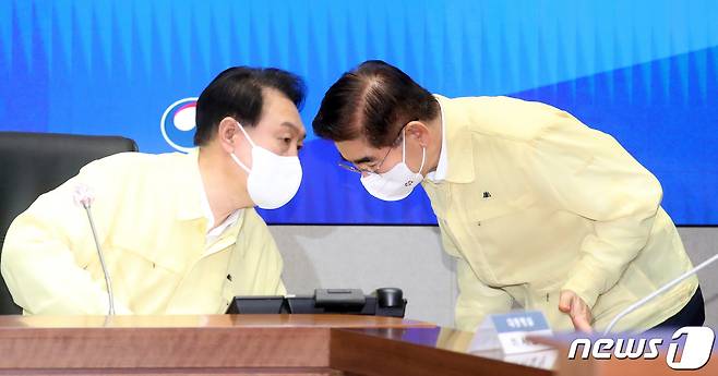 윤석열 대통령이 10일 서울 종로구 세종대로 정부서울청사에서 열린 집중호우 대처상황 점검회의에서 김용현 경호처장과 대화를 하고 있다. 2022.8.10/뉴스1 ⓒ News1 김명섭 기자