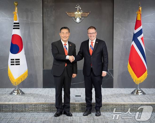 신원식 국방부 장관이 2일 서울 용산구 국방부에서 뵨 아릴드 그람 노르웨이 국방장관과 양자회담 전 기념촬영 하고 있다. (국방부 제공) 2024.9.2/뉴스1