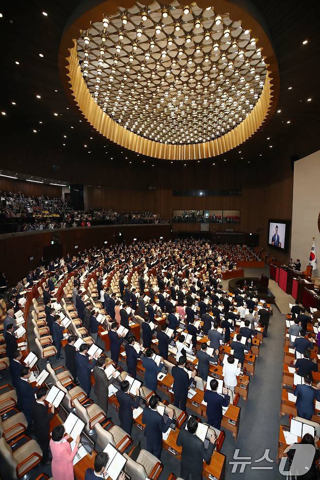 제22대 국회의원들이 2일 오후 서울 여의도 국회 본회의장에서 열린 국회 개원식 겸 제418회 국회(정기회) 개회식에서 선서를 하고 있다. 2024.9.2/뉴스1 ⓒ News1 이광호 기자