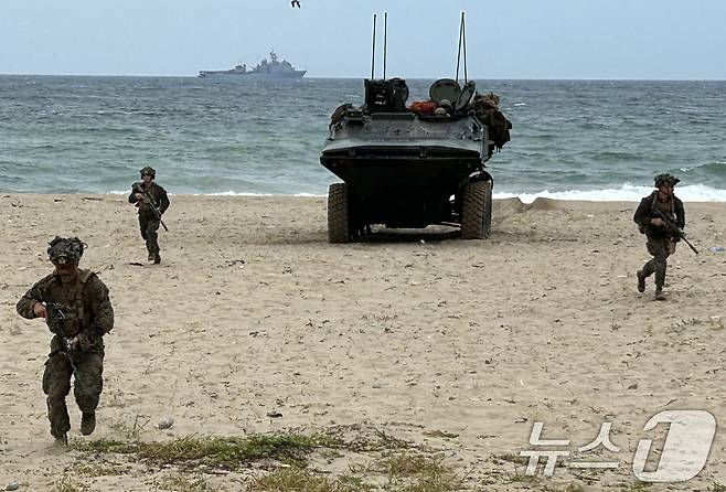 한·미 해군과 해병대의 대규모 연합상륙훈련인 ‘2024 쌍룡훈련’이 2일 경북 포항시 북구 화진리와 조사리 해안에서 실시된 가운데 미 해병대원들이 ACV(신형상륙전투차량)로 해안에 상륙한 후 돌격하고 있다. 2024.9.2/뉴스1 ⓒ News1 최창호 기자