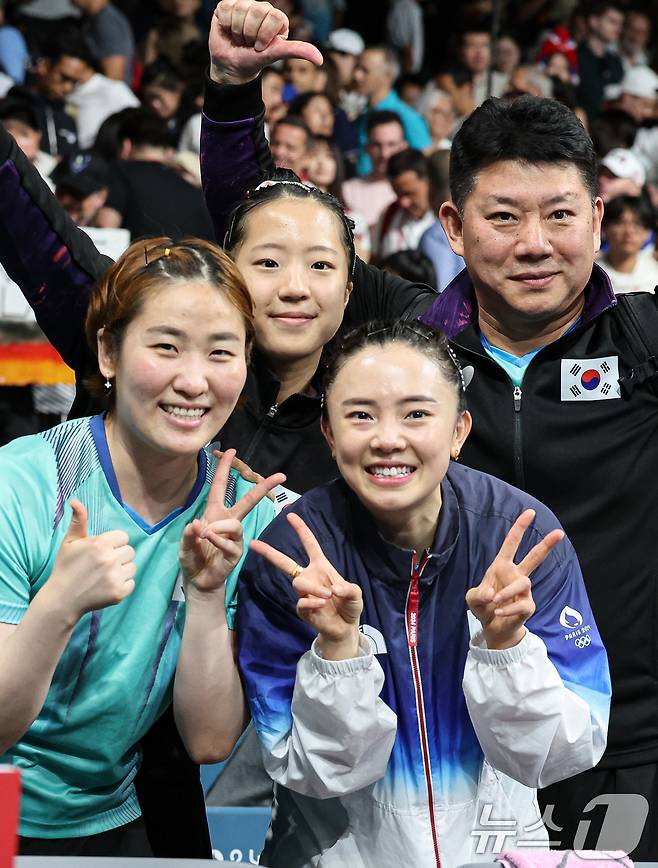 대한민국 탁구 대표팀 전지희, 신유빈, 이은혜, 오광헌 감독이 10일(한국시간) 프랑스 파리 사우스 파리 아레나4에서 열린 '2024 파리올림픽' 탁구 여자 단체 동메달 결정전에서 승리한 후 포즈를 취하고 있다. 2024.8.10/뉴스1 ⓒ News1 이동해 기자