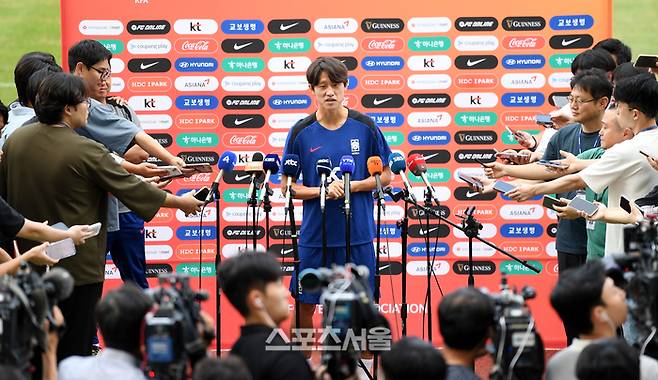 축구대표팀 이재성이 2일 고양종합운동장에서 인터뷰를 하고 있다. 축구대표팀은 5일 서울월드컵경기장에서 팔레스타인과 북중미월드컵 아시아 지역 3차 예선 1차전을 치른 뒤 10일 오만과 2차전을 소화한다.  2024. 9. 2. 고양 | 최승섭기자 thunder@sportsseoul.com