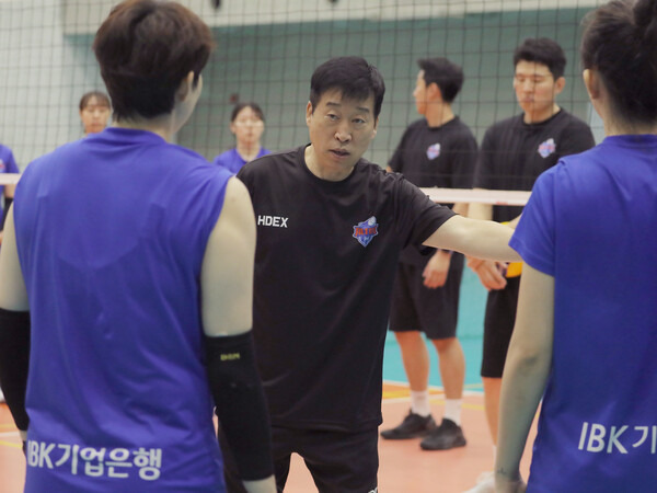 프로배구 IBK기업은행 김호철 감독이 일본 전지훈련에서 선수들의 훈련 모습을 지켜보고 있다. 사진┃IBK기업은행