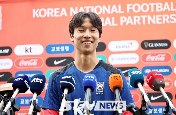 대한민국 축구 국가대표팀 엄지성이 2일 오후 경기 고양시 고양종합운동장에서 공개훈련에 앞서 인터뷰를 하고 있다. 대표팀은 오는 5일 서울 상암월드컵경기장에서 팔레스타인과 2026 국제축구연맹(FIFA) 북중미 월드컵 3차 예선 1차전을 치른다. 사진┃뉴시스