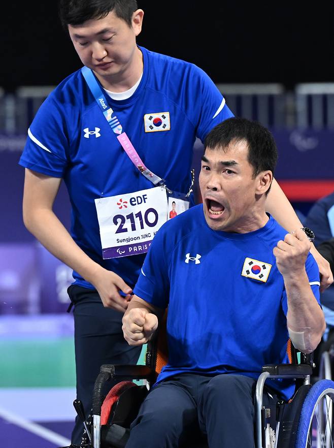 한국 보치아 대표팀 '맏형' 정성준(오른쪽)이 2일 오후(한국시각) 프랑스 파리 사우스파리 아레나1에서 열린 2024년 파리패럴림픽 보치아 남자개인(BC1) 결승에서 투구를 마친 뒤 주먹을 불끈 쥐며 환호하고 있다. 대한장애인체육회 제공