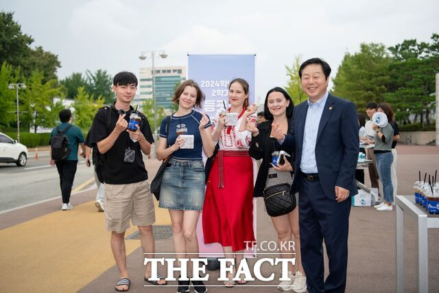 2일 충남대가 2024학년도 2학기 개강을 맞아 재학생들의 새 학기 첫 등굣길을 환영하는 행사를 개최하고 있다. /충남대