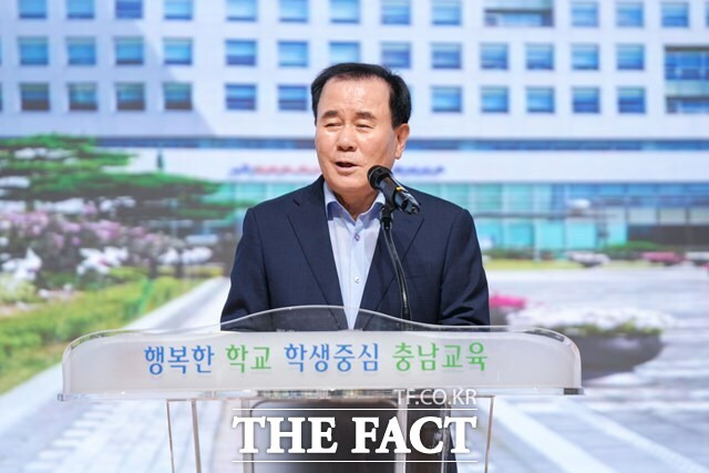 김지철 충남도교육감이 2일 도교육청 대강당에서 열린 9월 월례회의에서 직원들에게 역점 사업의 철저한 마무리를 당부하고 있다. /충남도교육청