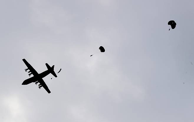 2일 오후 경북 포항 북구 청하면 해안 일대에서 한미 연합 대규모 상륙훈련인 쌍룡훈련이 실시되고 있다. 사진은 포항 독석리 해안 일대에서 공군 C-130 수송기에서 낙하산으로 공정돌격을 진행하는 모습./ 김동환 기자