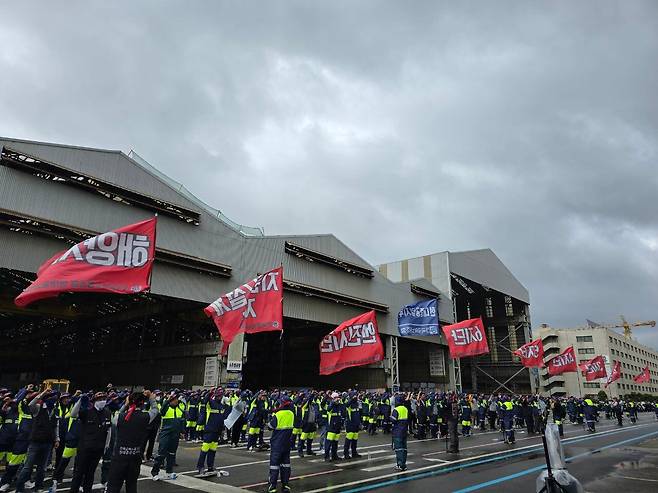 HD현대중공업 노조는 지난달 28일 조선노연 공동투쟁에 맞춰 울산 조선소에서 3시간30분의 부분파업을 벌였다. / 금속노조 제공