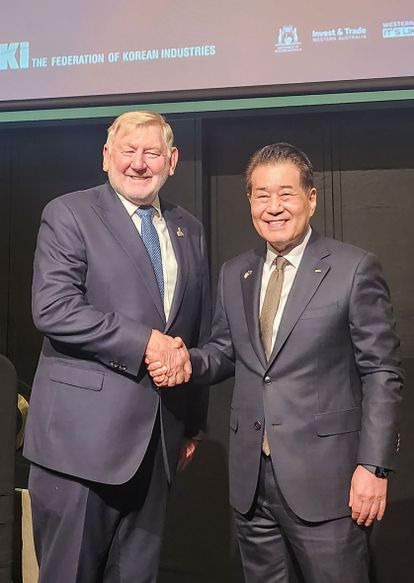 한국경제인협회는 호-한 경제협력위원회와 함께 2일 호주 퍼스에서 '제45차 한-호주 경제협력위원회'를 개최했다. 한-호주 FTA 체결 10주년을 맞이한 올해, 한국과 호주가 교역 확대를 넘어 스타트업, AI, 탄소중립 등 미래 핵심 산업에서도 원팀으로 협력을 강화하기로 했다. 사진 왼쪽부터 마틴 퍼거슨 호-한경협위 위원장, 장인화 한-호경협위 위원장(포스코 회장)ⓒ한국경제인협회