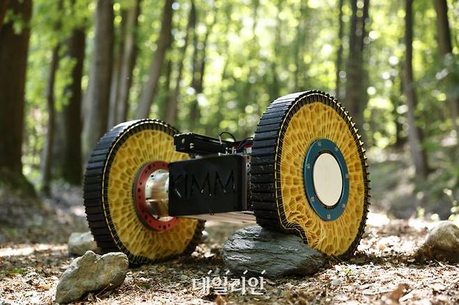 강성이 바뀌는 표면장력 모사 모핑 휠이 장애물을 극복하는 모습. ⓒ한국기계연구원