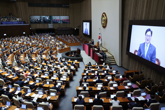 우원식 국회의장이 2일 서울 여의도 국회 본회의장에서 열린 제22대 국회 개원식 겸 제418회국회(정기회) 개회식에서 발언하고 있다. [연합뉴스 제공]