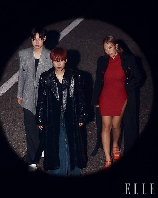 승헌쓰가 입은 재킷과 팬츠, 슈즈는 모두 Neu_in. 네크리스와 이어 커프는 모두 Portrait Report. 슬리브리스와 링, 벨트는 모두 스타일리스트 소장품. 재재가 입은 트렌치코트와 카디건은 모두 Juun. J. 팬츠는 Pushbutton. 네크리스와 링, 벨트는 모두 스타일리스트 소장품. 가비가 입은 코트와 원피스는 모두 Versace. 슈즈는 Charles & Keith. 이어링은 Katenkelly. 링은 모두 스타일리스트 소장품.