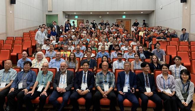 지난달 20일 오후 국립한국해양대학교에서 '제9회 세계해양사대회' 개막식이 열린 가운데 이날 행사에 참여한 세계 석학들이 기념촬영하고 있다. 국제해양문제연구소 제공