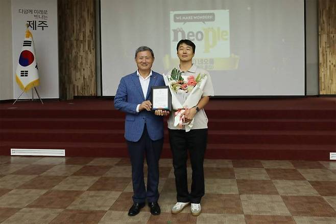 제주시청 감사패 수여식 좌) 김완근 제주시장, (우) 네오플 총무팀 백무열 팀장