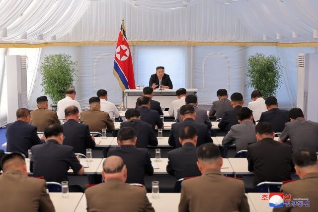 김정은 조선노동당 총비서 겸 국무위원장이 8월31일 “지방발전사업협의회를 소집·지도”하며 “시·군 보건시설과 과학기술보급거점, 양곡관리시설 건설”을 “지방진흥을 위한 필수 3대 건설 과제”로 규정하고 이를 기존 ‘지방발전20×10정책’에 “새롭게 추가 부과된 3대 건설 과제”로 제시했다고 노동신문이 2일 보도했다. 조선중앙통신 연합뉴스