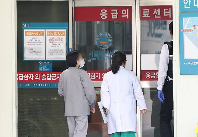 2일 서울 한 대형병원 응급의료센터 인근에서 의료 관계자들이 이동하고 있다. 연합뉴스