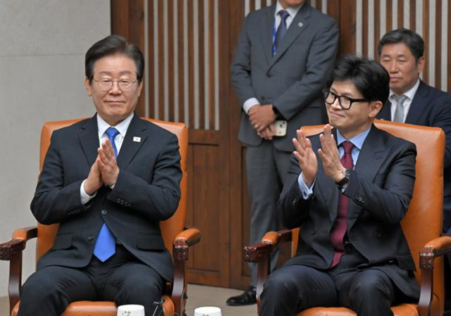 한동훈(오른쪽) 국민의힘 대표와 이재명 더불어민주당 대표가 2일 오후 서울 여의도 국회본청 의장접견실에서 열린 제22대국회 개원식 겸 정기회 개회식 사전환담에서 우원식 국회의장의 모두발언에 박수 치고 있다. 고영권 기자