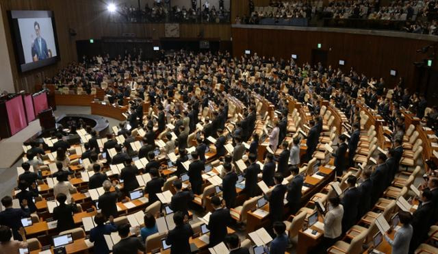 2일 국회 본회의장에서 열린 ‘제22대 국회 개원식 겸 제418회 국회(정기회) 개회식’에서 여야 의원들이 국회의원 선서를 하고 있다. 하상윤 기자