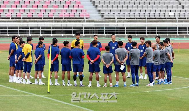 홍명보 감독이 2일 오후 경기 고양시 고양종합운동장에서 진행된 축구국가대표 첫 소집훈련에서 선수들과 미팅을 하고 있다. 신임 홍명보 감독이 이끄는 대한민국 축구대표팀은 이날 첫 훈련에서 양민혁을 비롯한 K리거 12명과 유럽파 이재성, 엄지성 등 19명이 호흡을 맞춘다. 주장 손흥민과 김민재, 이강인 등 나머지 선수들은 3일까지 순차적으로 합류할 예정이다. 한편, 대표팀은 5일 서울월드컵경기장에서 '2026 국제축구연맹(FIFA) 북중미 월드컵' 3차 예선 팔레스타인과의 1차전을, 10일 오만과의 2차전을 원정경기로 치른다. 고양=김민규 기자 mgkim1@edaily.co.kr /2024.09.02/