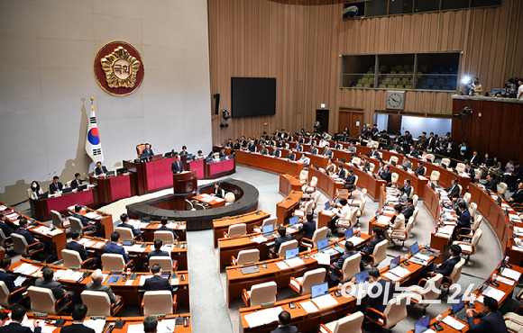 한덕수 국무총리가 2일 오전 서울 여의도 국회에서 2023 회계연도 결산심사를 위해 열린 예산결산특별위원회 전체회의에서 인사말을 하고 있다. [사진=곽영래 기자]