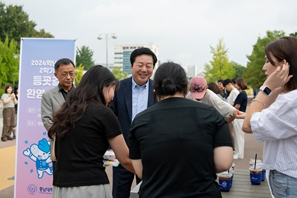 충남대 김정겸 총장이 2학기 개강 맞이 등굣길 환영 행사를 진행하고 있다.[사진=충남대]