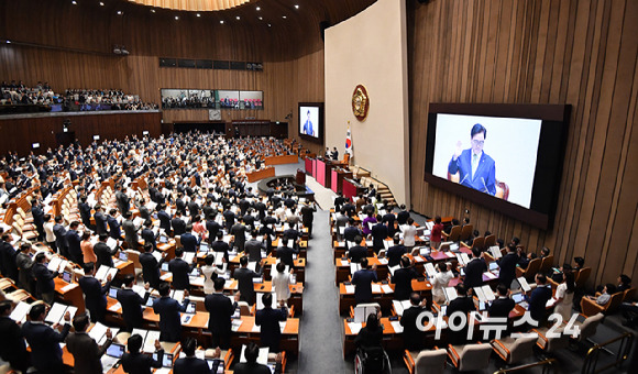 제22대 국회의원들이 2일 오후 서울 여의도 국회 본회의장에서 열린 국회 개원식 겸 제418회 국회(정기회) 개회식에서 선서를 하고 있다. [사진=곽영래 기자]