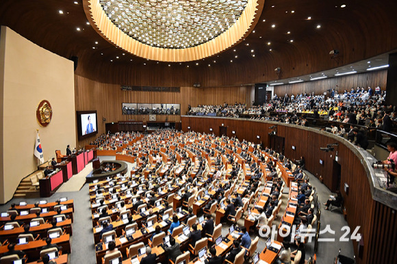 우원식 국회의장이 2일 오후 서울 여의도 국회 본회의장에서 열린 국회 개원식 겸 제418회 국회(정기회) 개회식에서 개회사를 하고 있다. [사진=곽영래 기자]