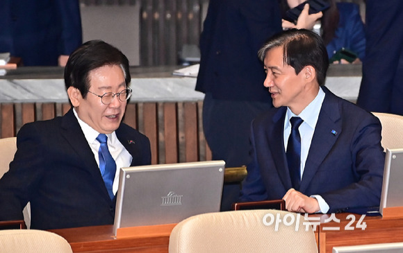 이재명 더불어민주당 대표와 조국 조국혁신당 대표가 2일 오후 서울 여의도 국회 본회의장에서 열린 국회 개원식 겸 제418회 국회(정기회) 개회식에서 대화를 하고 있다. [사진=곽영래 기자]