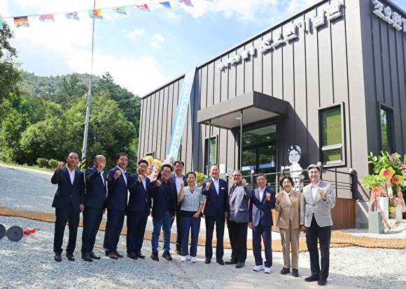 전라남도 해남군 관계자들이 조오련 기념관 앞에서 파이팅을 외치고 있다. [사진=해남군]