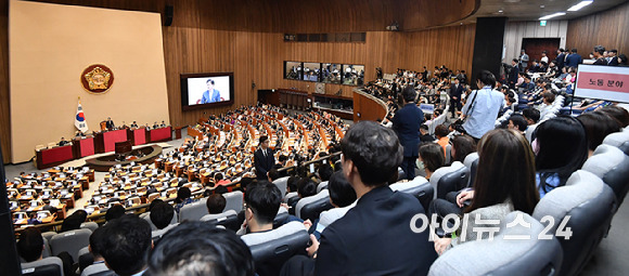 우원식 국회의장이 제22대 국회의원들이 2일 오후 서울 여의도 국회 본회의장에서 열린 국회 개원식 겸 제418회 국회(정기회) 개회식에서 개회사를 하고 있다.  [사진=곽영래 기자]